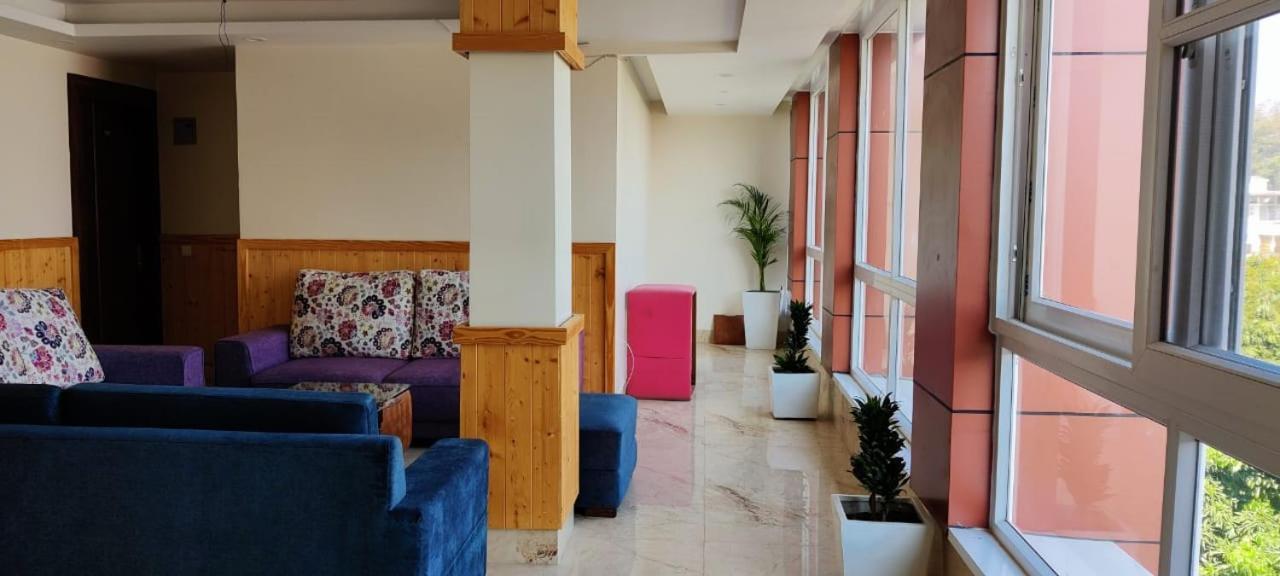 דהראדון Hotel Maira מראה חיצוני תמונה