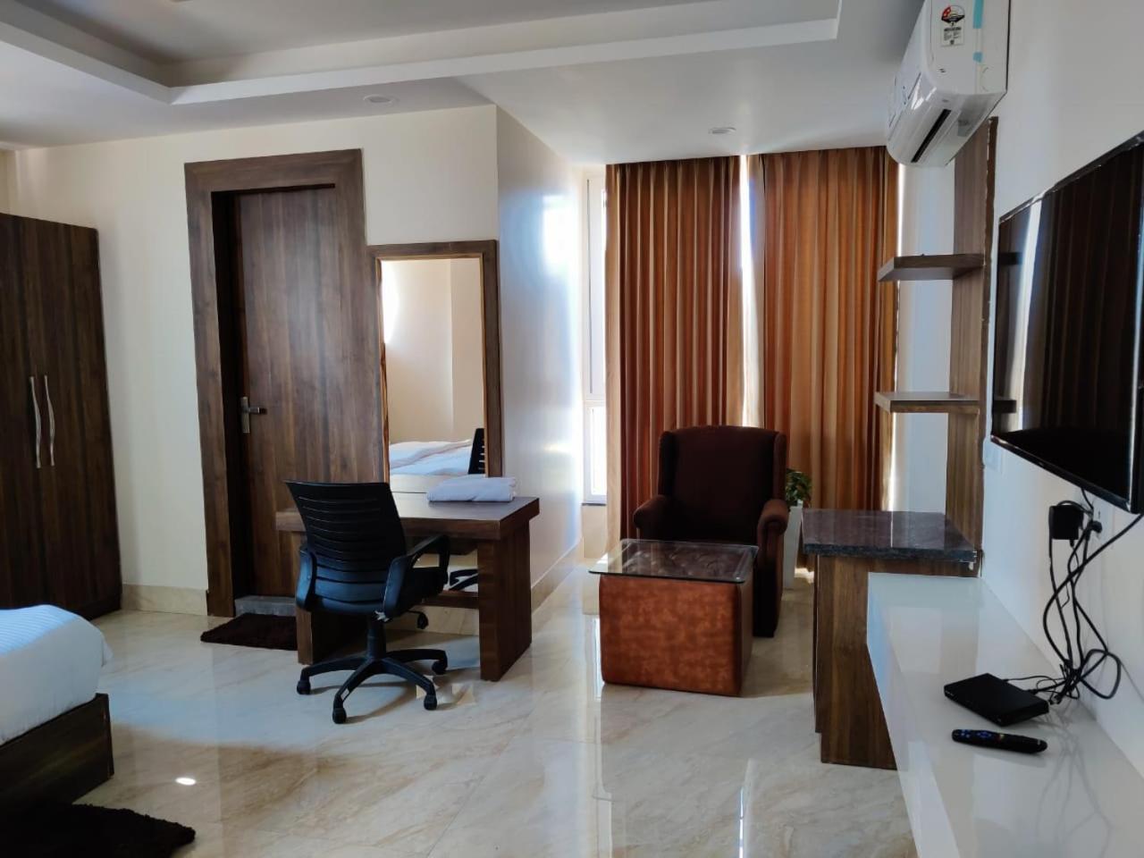 דהראדון Hotel Maira מראה חיצוני תמונה
